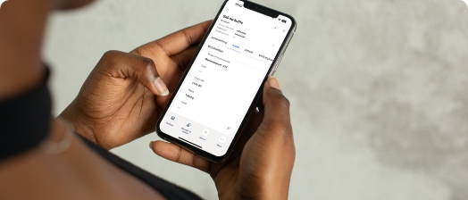 iPhone 11 in the hands of an African-American woman_Mobile - summary adres